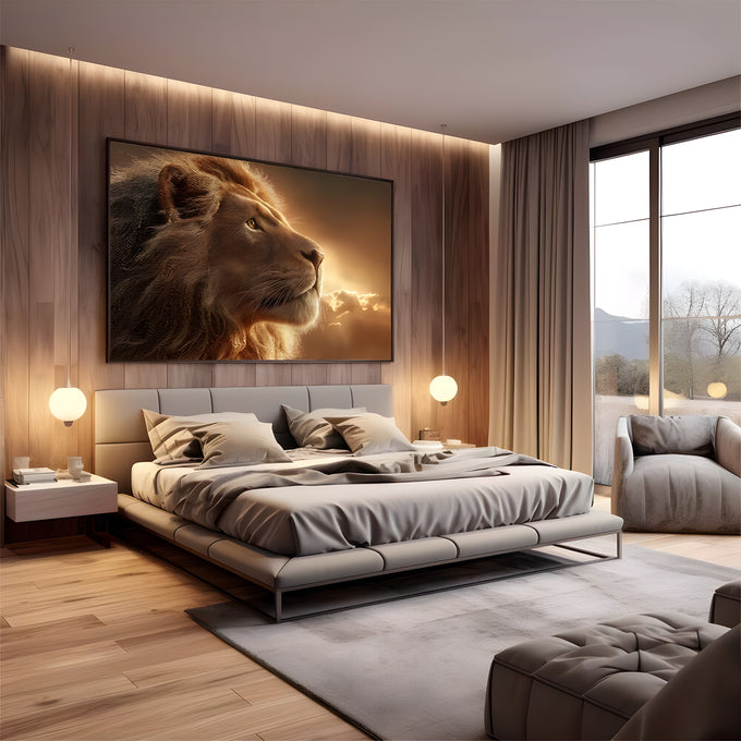Leão de perfil com juba iluminada por luz dourada do entardecer e nuvens ao fundo, quadro decorativo