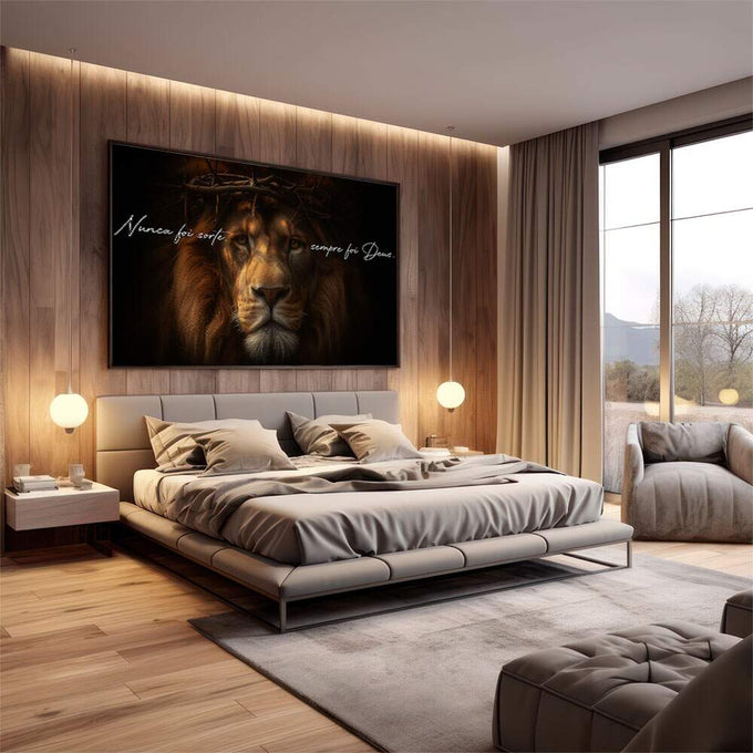 Quadro Decorativo Leão Dourado Poder e Fé | quadros decorativos premium | Leão majestoso com crina dourada e olhar intenso com frases inspiradoras em script branco | em ambiente 4 | Porao dos Quadros