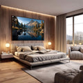 Quadro Decorativo Paisagem Sereno Montanhoso | quadros decorativos premium | Lago de montanha com reflexos dourados e vegetação em primeiro plano ao amanhecer | em ambiente 4 | Porao dos Quadros
