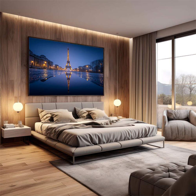 Quadro Decorativo Torre Eiffel Noturna | quadros decorativos premium | Torre Eiffel iluminada à noite refletida em água azul escuro ao entardecer. | em ambiente 4 | Porao dos Quadros