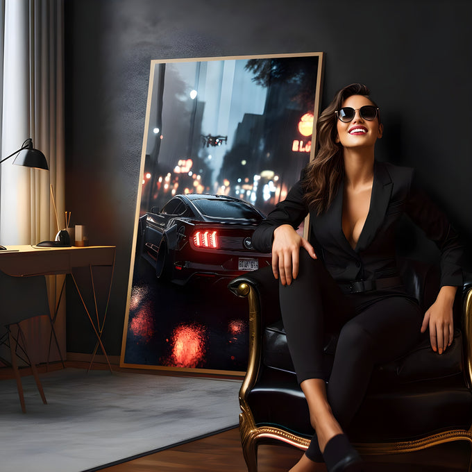 Mustang preto visto de trás com lanternas vermelhas em rua molhada de cidade à noite, quadro decorativo