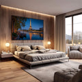 Quadro Decorativo Torre Eiffel Noturna | quadros decorativos premium | Torre Eiffel iluminada à noite com reflexo dourado no Rio Sena sob céu azul profundo | em ambiente 4 | Porao dos Quadros