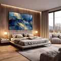 Quadro Decorativo Serenidade Azul | quadros decorativos premium | Abstrato fluido em azuis profundos com detalhes dourados e efeito líquido | em ambiente 4 | Porao dos Quadros
