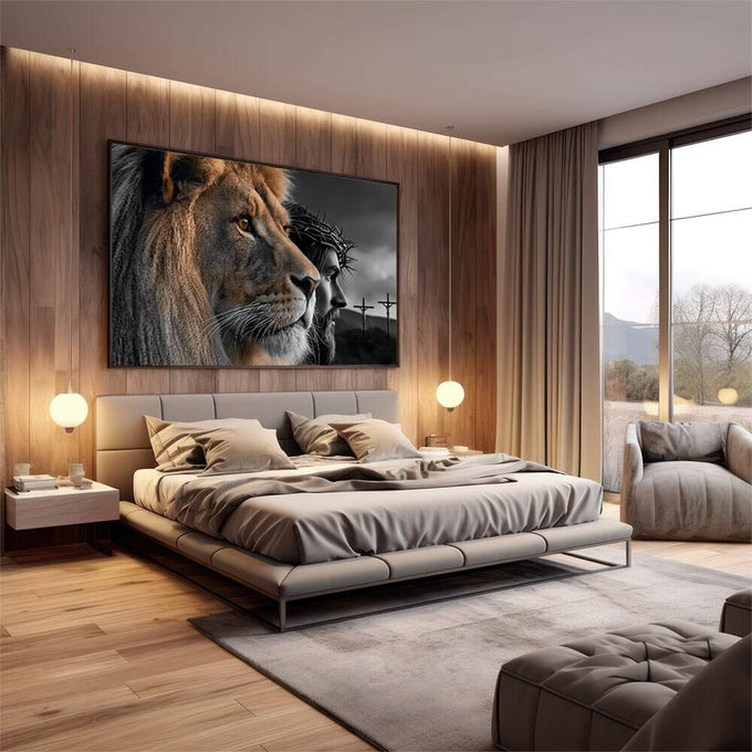 Quadro Decorativo Majestade: Leão e Jesus | quadros decorativos premium | Leão majestoso em perfil com crina volumosa em tons marrom e cinza, fundo espiritual com cruzes ao fundo | em ambiente 4 | Porao dos Quadros