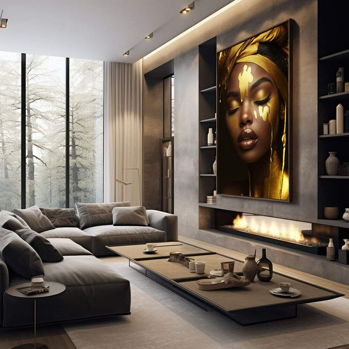 Quadro Decorativo Feminino Dourado Luxuoso | quadros decorativos premium | Mulher com rosto iluminado por reflexos dourados e luz refratada sobre fundo preto e dourado | em ambiente 4 | Porao dos Quadros