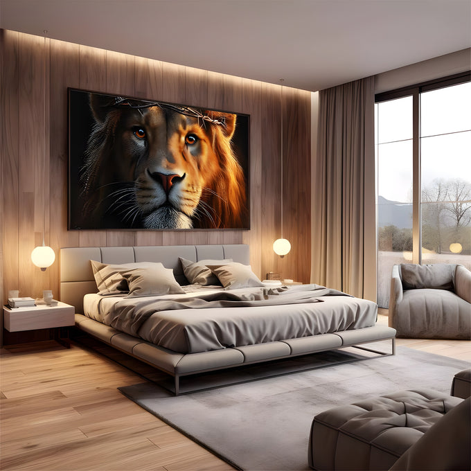 Rosto de leão em close com olhos âmbar e juba dourada sobre fundo escuro, quadro decorativo