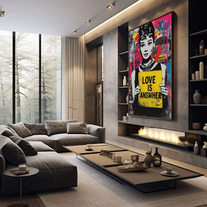 Quadro Decorativo Love é a Resposta | quadros decorativos premium | Mulher em preto e branco com cartaz amarelo 'Love is Answer' em fundo pop art colorido com magenta, azul e padrões abstratos. | em ambiente 4 | Porao dos Quadros