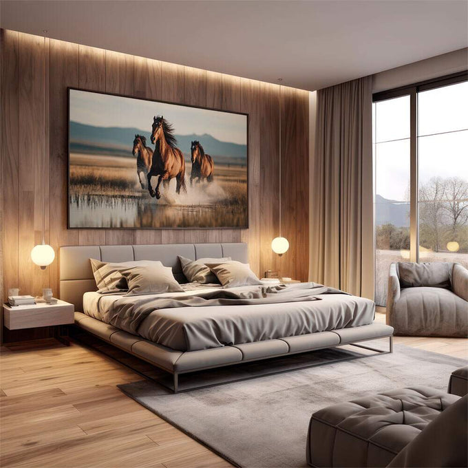 Quadro Decorativo Cavalos Galopando Livres | quadros decorativos premium | Três cavalos selvagens em galope pela água com luz dourada ao fundo montanhoso. | em ambiente 4 | Porao dos Quadros
