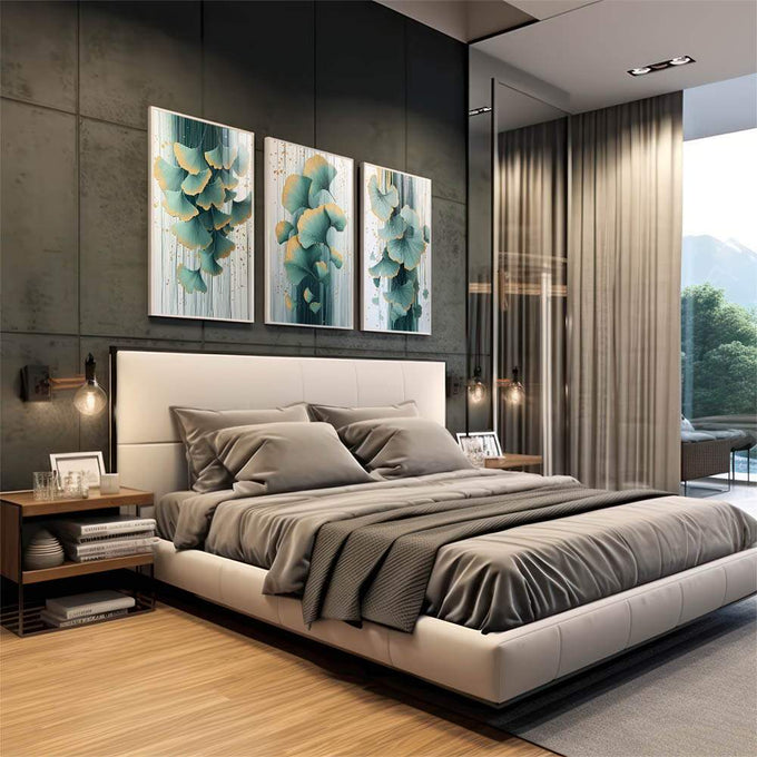 Quadro Decorativo Trio de Folhas Abstratas para Inspiração e Estilo | quadros decorativos premium | Três telas com folhas de ginkgo biloba em aquarela verde-água e dourado sobre fundo amadeirado com respingos. | em ambiente 4 | Porao dos Quadros