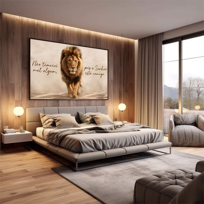 Quadro Decorativo Leão de Coragem e Inspiração | quadros decorativos premium | Leão majestoso em tons bege caminhando na areia com mensagem inspiradora ao lado | em ambiente 4 | Porao dos Quadros