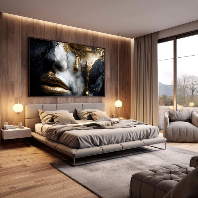 Quadro Decorativo Face Dourada Moderna | quadros decorativos premium | Rosto feminino em mármore branco com detalhes em ouro líquido, luz dramática e contraste profundo. | em ambiente 4 | Porao dos Quadros