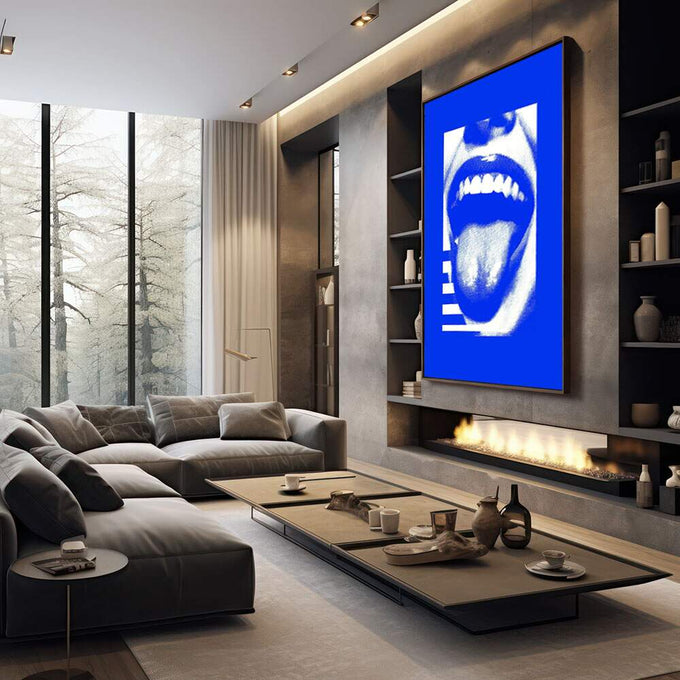 Quadro Decorativo Ousadia em Azul Vibrante | quadros decorativos premium | Boca aberta em branco com tipografia em azul vibrante, técnica halftone pop art | em ambiente 4 | Porao dos Quadros