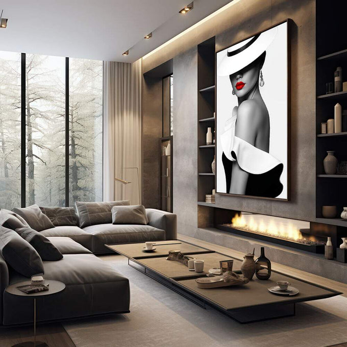 Quadro Decorativo Elegância Feminina | quadros decorativos premium | Mulher sofisticada em preto e branco com chapéu geométrico branco e lábios vermelhos vibrantes | em ambiente 4 | Porao dos Quadros