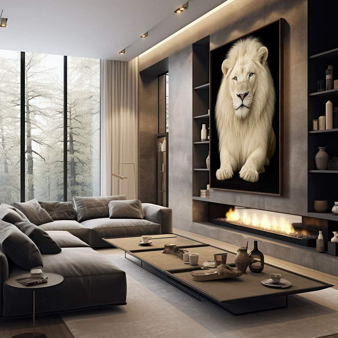 Quadro Decorativo Majestoso Leão | quadros decorativos premium | Leão branco majestoso com juba volumosa, olhos azuis, composição frontal realista em preto e branco. | em ambiente 4 | Porao dos Quadros