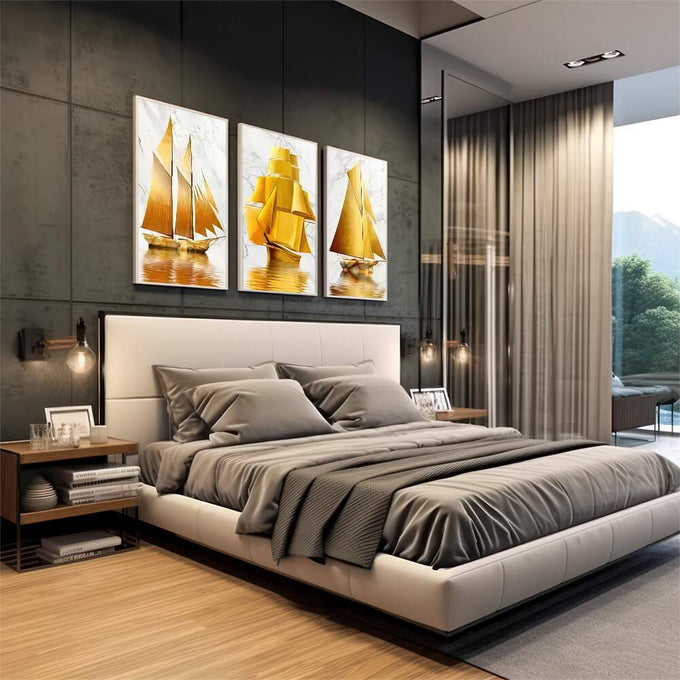 Quadro Decorativo Navegação Dourada - Inspiração Única | quadros decorativos premium | Três veleiros com velas douradas navegando em água com reflexos luminosos e tons quentes. | em ambiente 4 | Porao dos Quadros