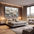 Quadro Decorativo Floral Sereno | quadros decorativos premium | Flores brancas em relevo com detalhes dourados e folhas em composição elegante | em ambiente 4 | Porao dos Quadros
