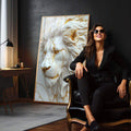 Quadro Decorativo Leão Majestoso Sofisticado | quadros decorativos premium | Leão majestoso em relevo branco e dourado com textura tridimensional em composição clássica. | em ambiente 4 | Porao dos Quadros
