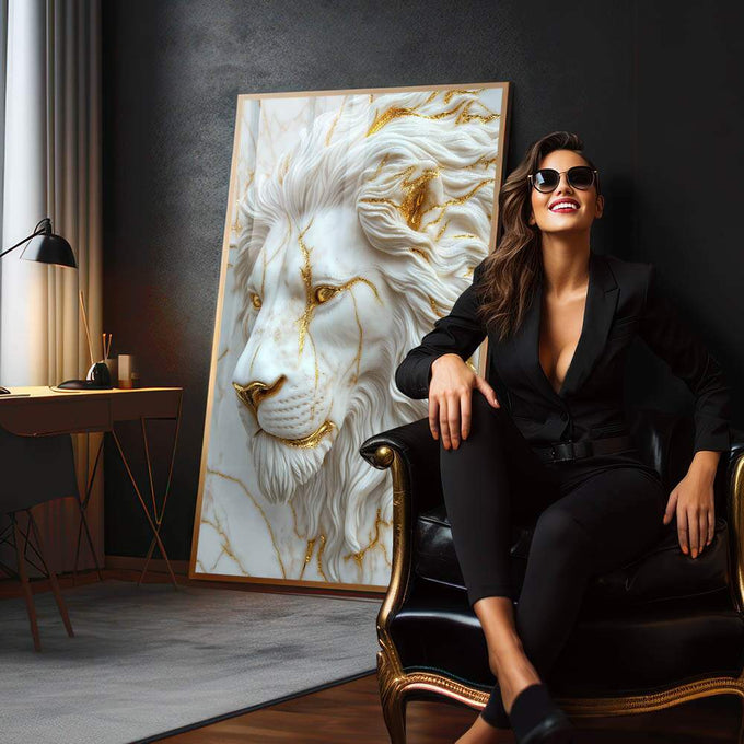 Quadro Decorativo Leão Majestoso Sofisticado | quadros decorativos premium | Leão majestoso em relevo branco e dourado com textura tridimensional em composição clássica. | em ambiente 4 | Porao dos Quadros