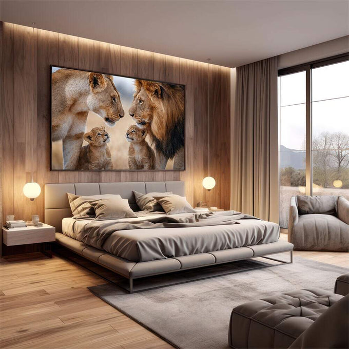 Quadro Decorativo - Leões em Harmonia Familiar | quadros decorativos premium | Família de leões com filhotes em tons marrom e bege, composição majestosa com luz natural. | em ambiente 4 | Porao dos Quadros