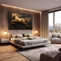 Quadro Decorativo Cavalo Dourado em Movimento | quadros decorativos premium | Cavalo em ouro modelado em relevo contra fundo preto texturizado, com juba e cauda volumosas. | em ambiente 4 | Porao dos Quadros