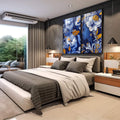 Quadro Decorativo Feminino Flores & Serenidade | quadros decorativos premium | Flores brancas e douradas em composição delicada sobre fundo azul marinho estrelado. | em ambiente 4 | Porao dos Quadros
