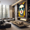 Quadro Decorativo - Frida Kahlo Energizante em Amarelo | quadros decorativos premium | Mulher em pop art com óculos redondos azuis, flores amarelas acima, paleta vibrante. | em ambiente 4 | Porao dos Quadros