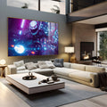Motoqueiro com capacete de caveira em moto neon numa cidade roxa e azul à noite, quadro decorativo