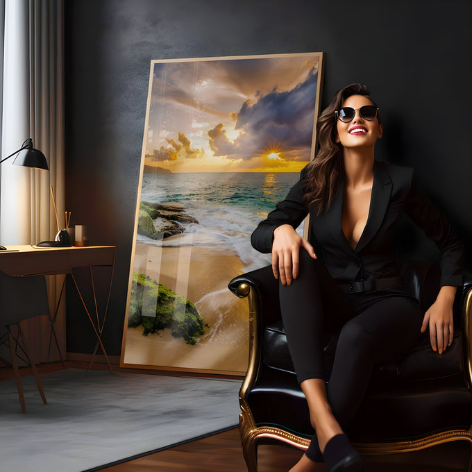 Praia ao pôr do sol com ondas, rochas cobertas de musgo e céu dourado com nuvens, quadro decorativo