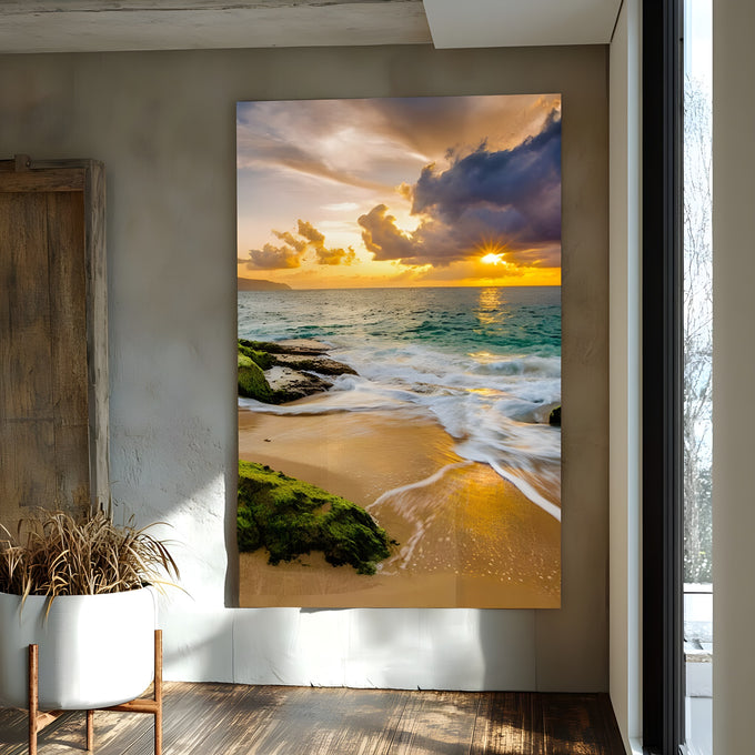 Praia ao pôr do sol com ondas, rochas cobertas de musgo e céu dourado com nuvens, quadro decorativo