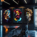 Três bustos gregos clássicos com tinta escorrida neon e dourada sobre fundo preto, quadro decorativo