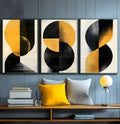 Tríptico abstrato com semicírculos pretos e amarelo mostarda em fundo creme texturizado, quadro decorativo