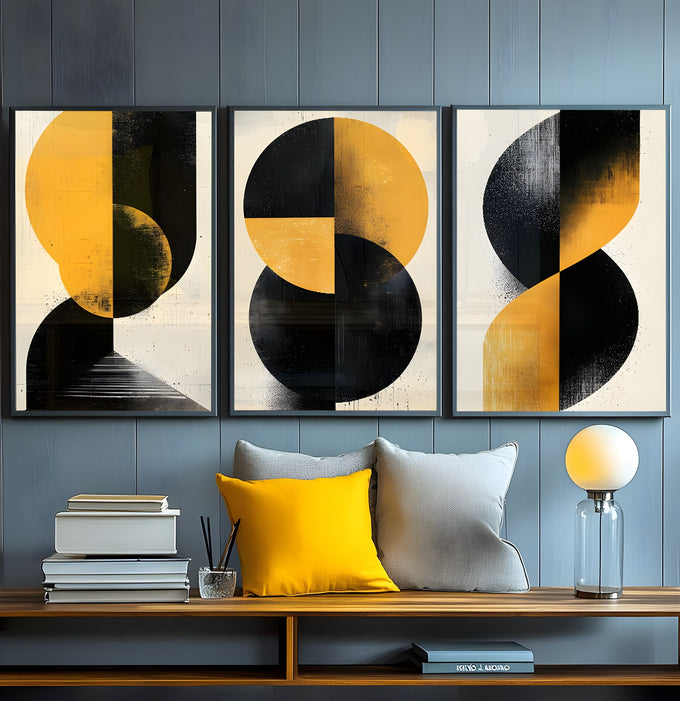 Tríptico abstrato com semicírculos pretos e amarelo mostarda em fundo creme texturizado, quadro decorativo