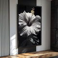Flor de hibisco branco com estame dourado em fundo preto, fotografia em preto e branco, quadro decorativo