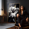 Flor de hibisco branco com estame dourado em fundo preto, fotografia em preto e branco, quadro decorativo