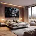 Rosto de leão em close preto e branco com olhos azuis brilhantes e juba escura, quadro decorativo