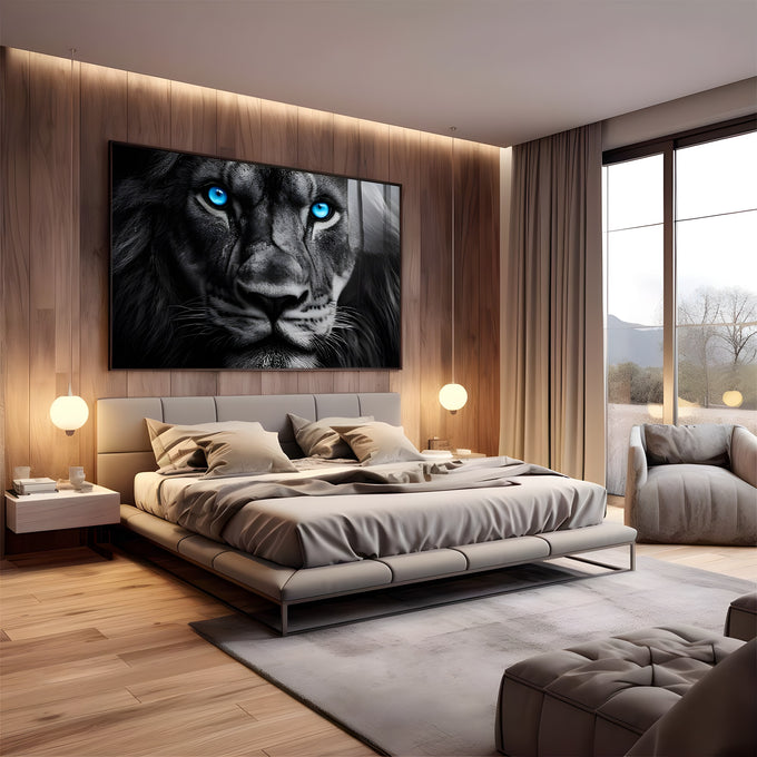 Rosto de leão em close preto e branco com olhos azuis brilhantes e juba escura, quadro decorativo