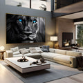 Rosto de leão em close preto e branco com olhos azuis brilhantes e juba escura, quadro decorativo