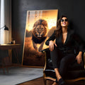 Leão de juba farta correndo de frente na savana ao pôr do sol dourado, quadro decorativo