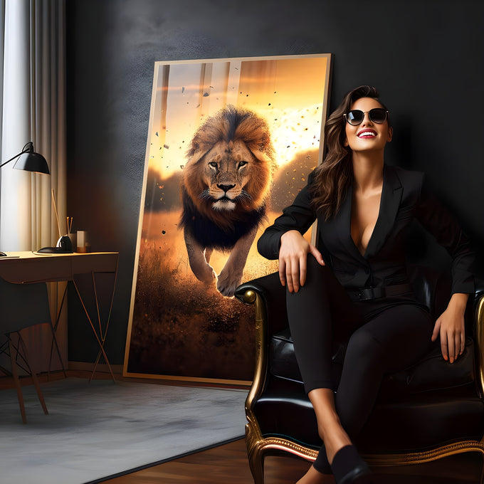Leão de juba farta correndo de frente na savana ao pôr do sol dourado, quadro decorativo
