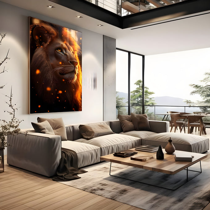 Leão de perfil olhando para o alto com juba iluminada e brasas laranja sobre fundo escuro, quadro decorativo