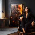 Leão de perfil olhando para o alto com juba iluminada e brasas laranja sobre fundo escuro, quadro decorativo