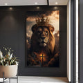 Leão com coroa dourada entre nuvens ao entardecer e cruz iluminada abaixo, quadro decorativo
