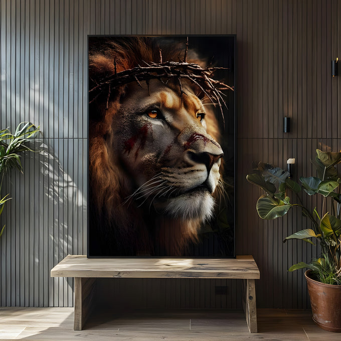 Leão de Judá com coroa de espinhos, marcas de ferimento e olhar âmbar em fundo escuro, quadro decorativo