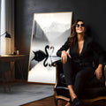 Cisne negro e cisne branco formando coração em lago enevoado com montanhas, quadro decorativo