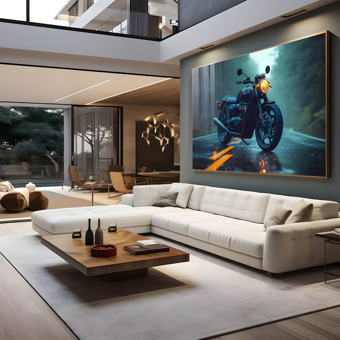 Moto clássica escura com farol aceso em estrada molhada sob chuva e névoa azul, quadro decorativo