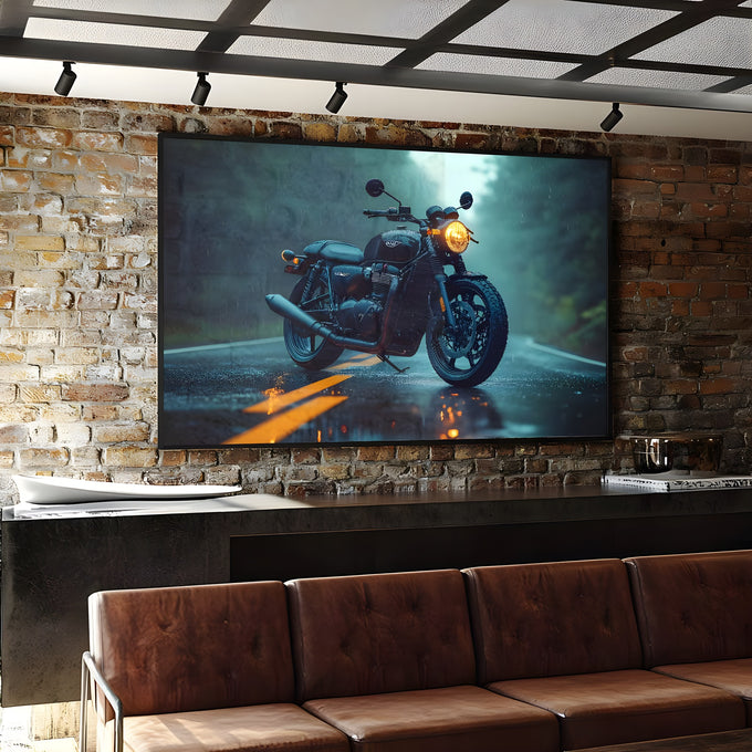 Moto clássica escura com farol aceso em estrada molhada sob chuva e névoa azul, quadro decorativo