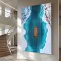 Barco de madeira visto do alto em lago azul turquesa entre margens de gelo e neve, quadro decorativo