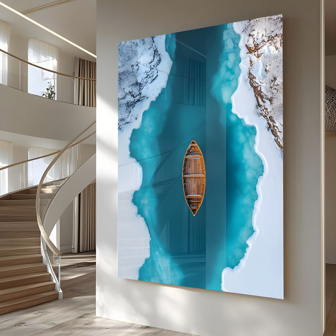 Barco de madeira visto do alto em lago azul turquesa entre margens de gelo e neve, quadro decorativo