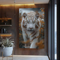 Tigre branco de listras ferrugem caminhando entre folhas de outono, olhar frontal intenso, quadro decorativo