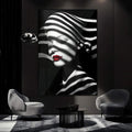Quadro Decorativo Minimalista Mulher em Preto e Branco - quadros decorativos para sala 1 Tela Vertical, 3 Telas - em ambiente decorado